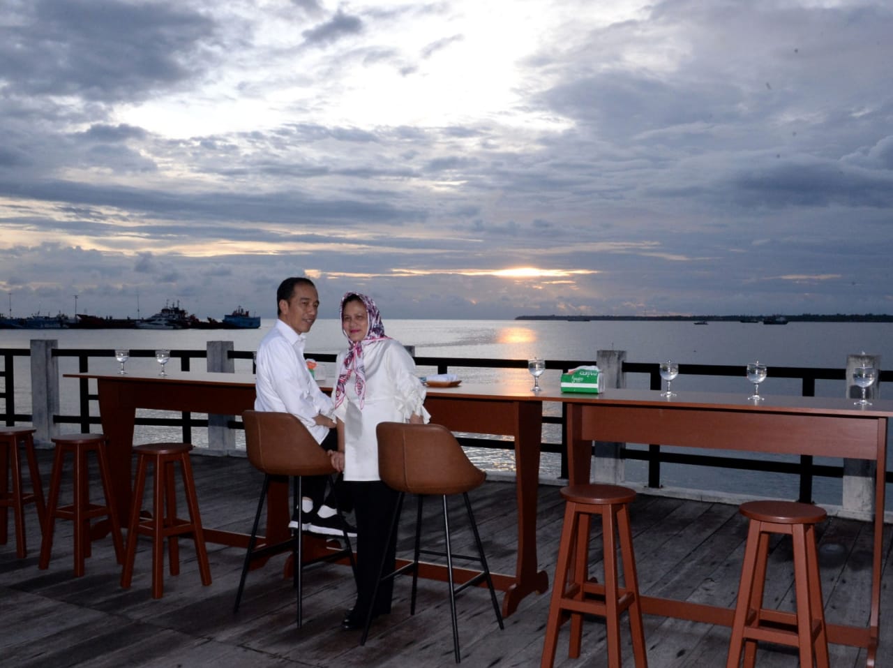 Keduanya merasa penasaran saat bertemu truk yang berjalan mundur. Mengintip Romantisme Jokowi dan Istri di Senja Kaimana