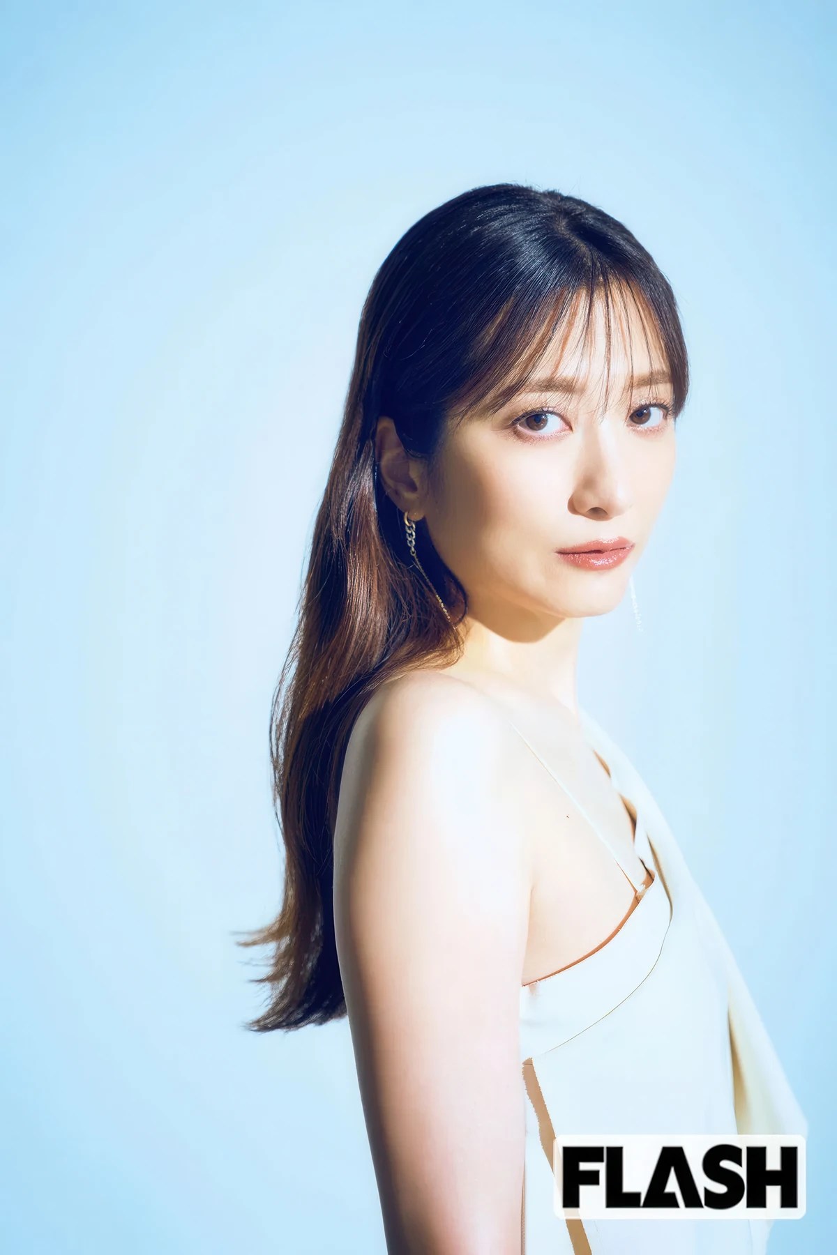 笹崎里菜 Rina Sasazaki 亮相 FLASH 2025年12月30日号