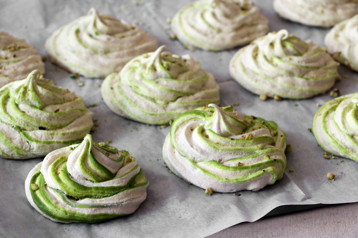 PISTACHIO SWIRL MERINGUE Neta Cooks