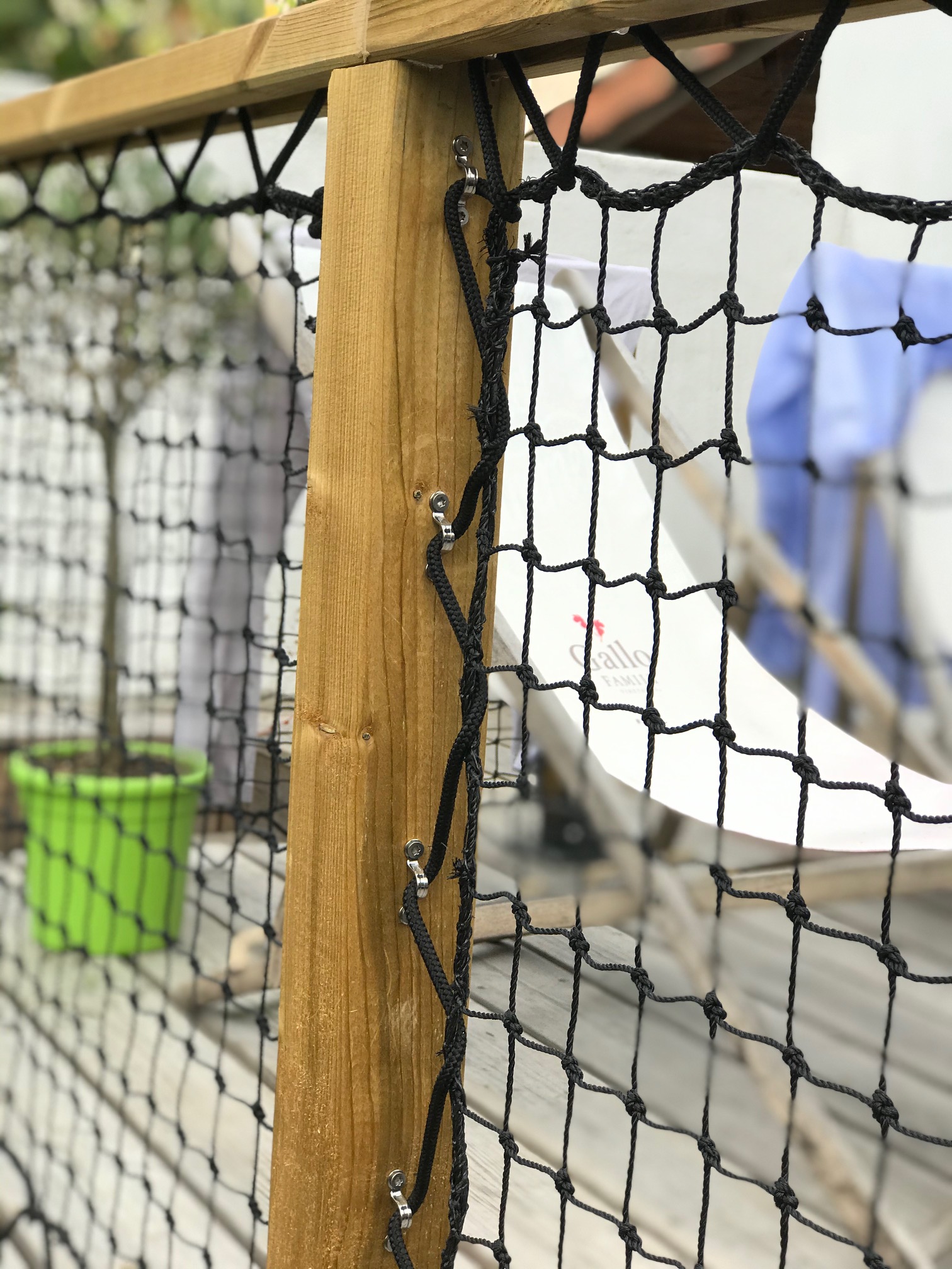 Selon la période de l'année et le type de culture, différentes solutions de protection préservent votre jardin des oiseaux, des insectes ou du gel. Pose de filets garde-corps pour terrasse Ã  Arcachon - Nets and Co