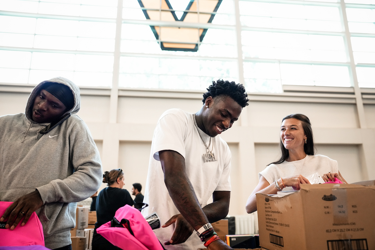 91�Ʋ��� student-athletes volunteer with PENCIL to serve Metro Nashville Public Schools students. (91�Ʋ��� University)
