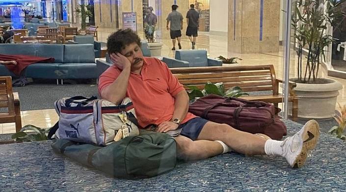 бронзовая скульптура в аэропорту орландо