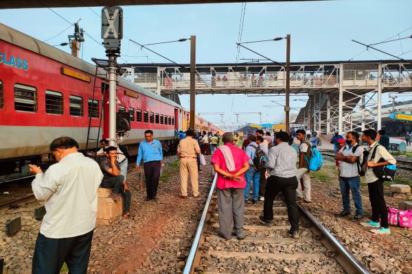 झारखंड : मुंबई से हावड़ा जा रही ट्रेन की एक बोगी डिरेल