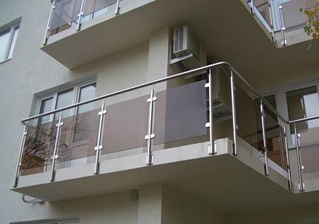 Кованые перила обладают всеми этими преимуществами и отличаются уникальным дизайном. Perila Na Balkon 51 Foto Derevyannye Ograzhdeniya I Iz Metalla Dlya Terras I Lodzhii