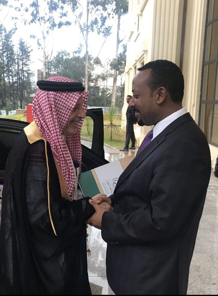 صورة لقاء سابق بين رئيس الوزراء آبي أحمد ووزير الدولة السعودي للشؤن الإفريقية الأستاذ أحمد قطان 