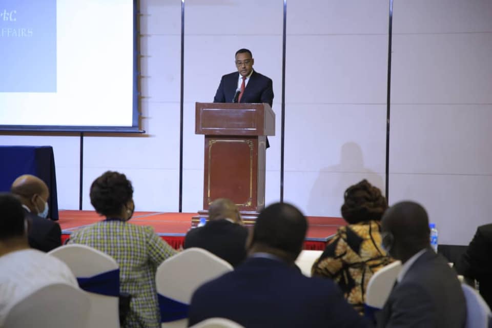 نائب رئيس الوزراء ووزير الخارجية الإثيوبي دمقا موكنين خلال لقاء تنويري للسفراء الدول وممثلي المنظمات الدولية في فندق سكاي لايت حول اعلان وقف اطلاق النار من جانب واحد