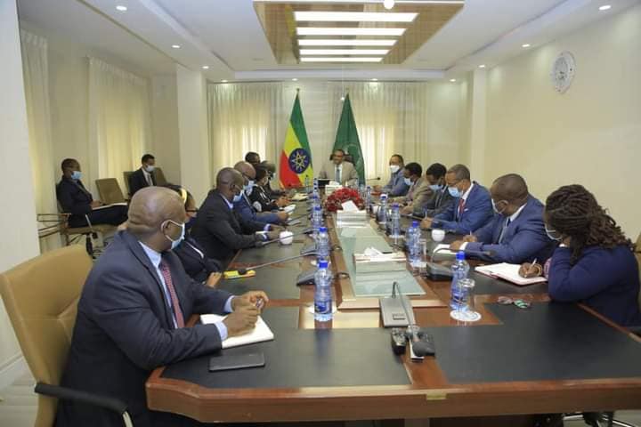 نائب رئيس الوزراء ووزير الخارجية الإثيوبي خلال لقائه بسفراء دول حوض النيل