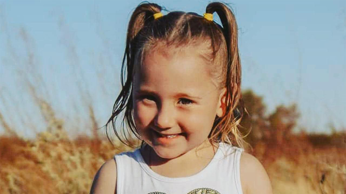 She was found alone in the house of carnarvon around 9000 km north of perth. Meahn3aetvqdum