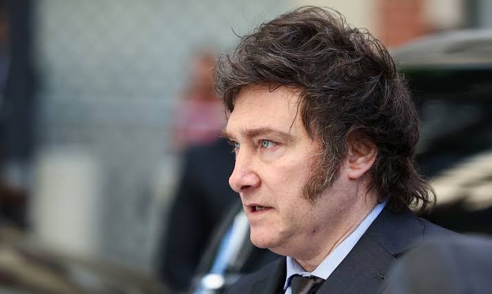 Milei anuncia reforma do código penal com penas mais duras e redução da maioridade penal para 13 anos