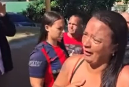 Após prisão de filho, mãe pede perdão aos policiais: “Gente, me perdoa, eu não criei meu filho pra isso”