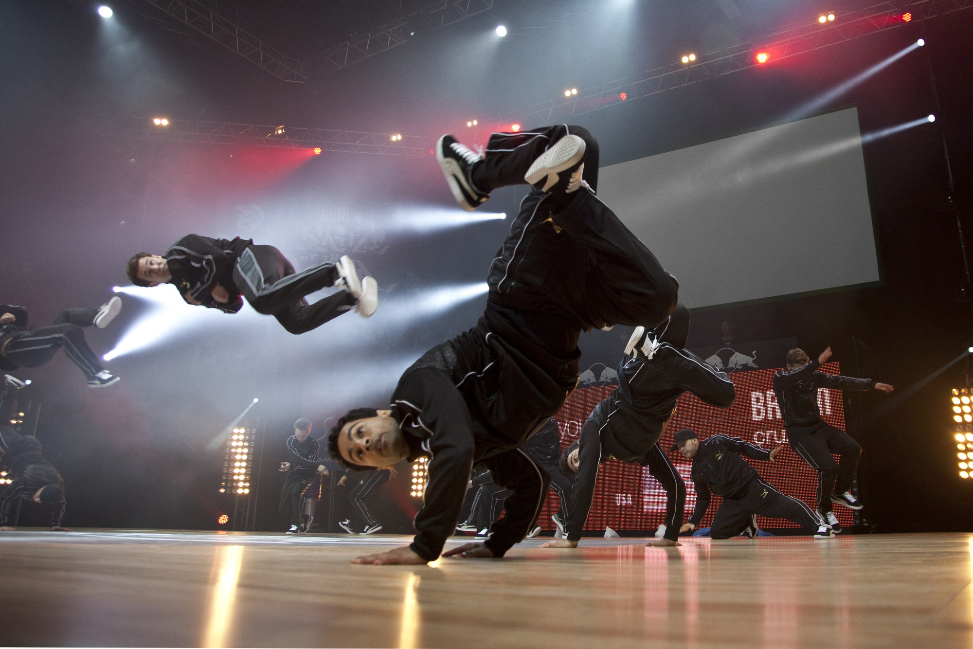 Who Won Dancing With The Stars 2020 : Chris Brown shows dancing chops in âBattle of the Yearâ