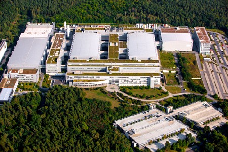 Da kommt es gerade recht, dass die neue halbleiterfabrik von infineon in villach um drei monate früher als geplant eröffnet werden kann. Infineon Villach Geschichte