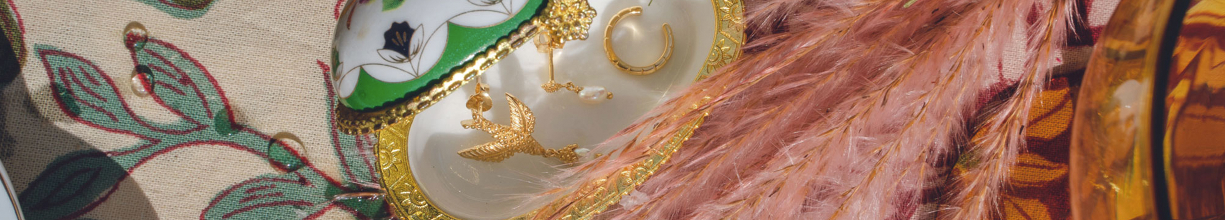 Verscheidene keren werd het haar uitgetrokken en schudde ze het uit haar hand en pakte nog een handvol. Life Hacks Zo Neem Jij Jouw Sieraden Mee Op Reis Oona Mae