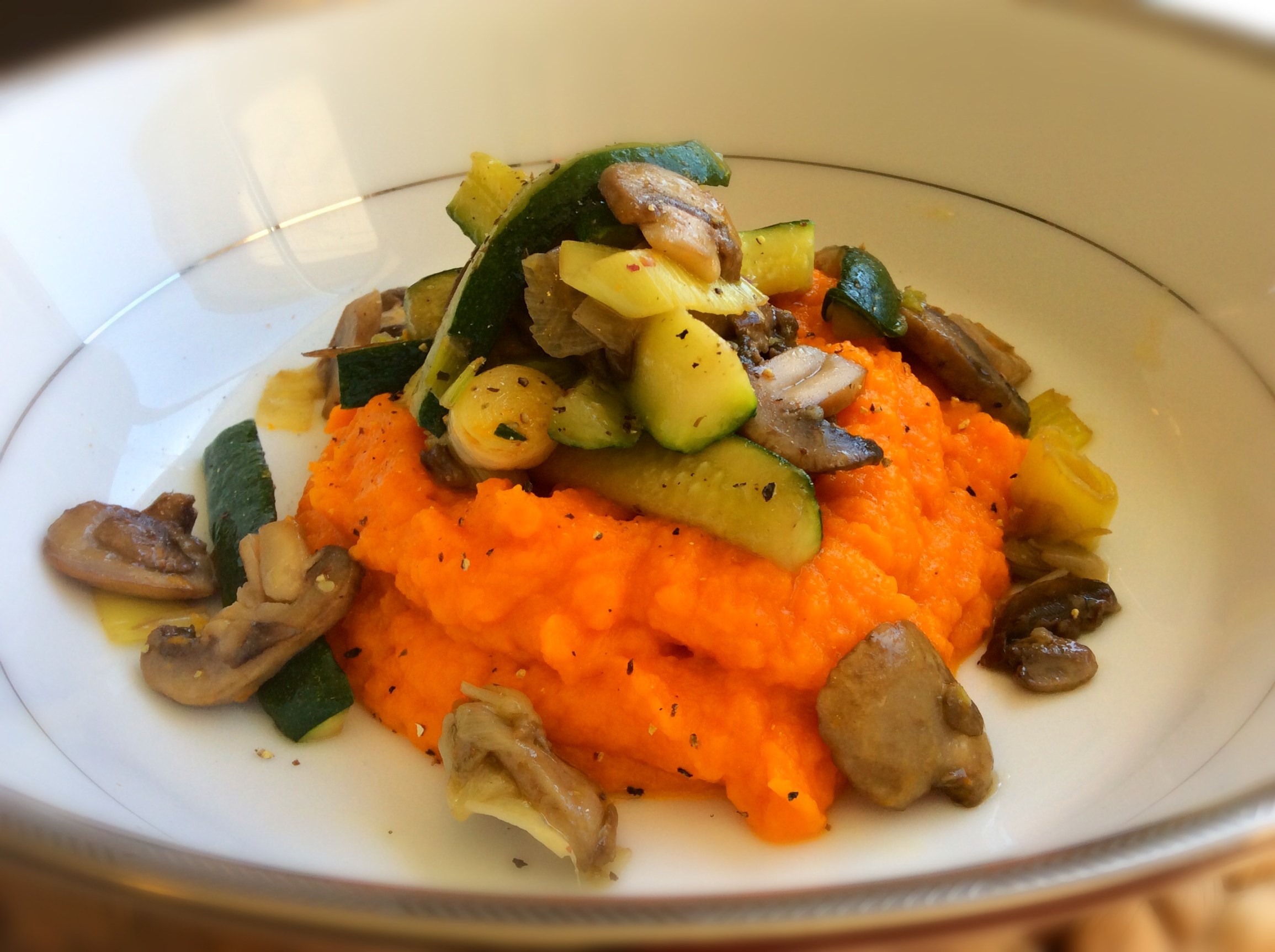 Simple carrot mash with balsamic glaze gravy and vegetables = easy