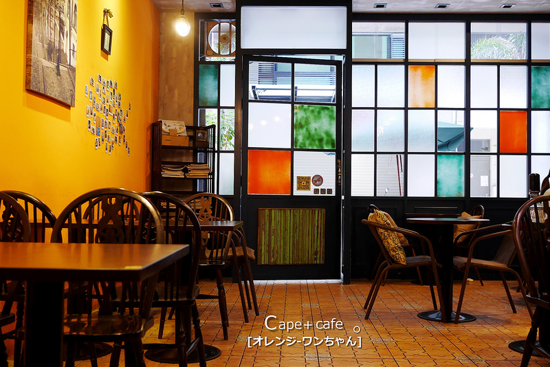 【府城漫步食記】Cape+Cafe 開普咖啡 龍山街│東區：神隱世界帝心大樓英倫咖啡館～走進彩色玻璃窗享受旅行閒逸～岩鹽焦糖拿鐵我喜歡！