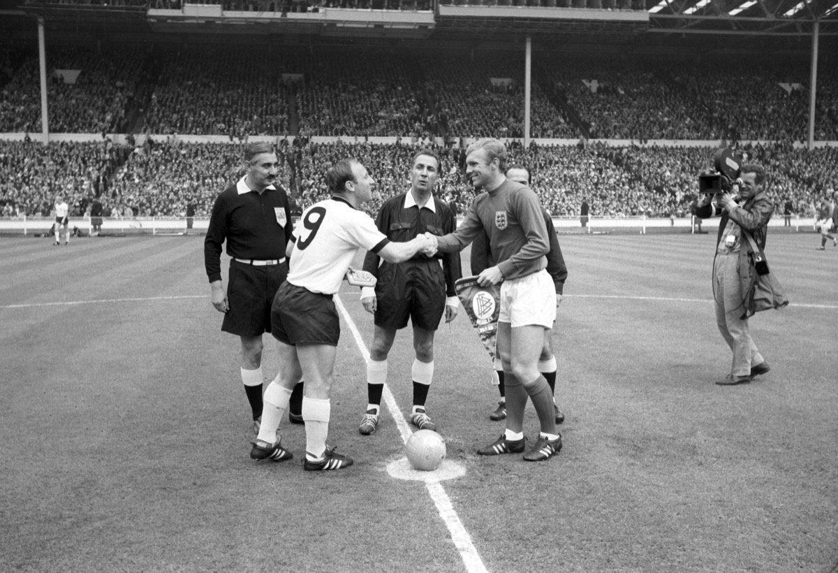 Photo shows uwe seeler (west germany) leaping over russian goal keeper lev yashin, watched by vasili . Seeler wird 80: "Uns Uwe" war stets ein Vorbild fÃ¼r die