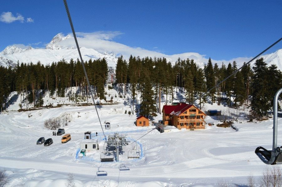 Лыжники, успевшие прокатиться по трассе 9,5 км длинной, оценили ее качество и … Gornolyzhnyj Kurort Svanetiya 2021 Gruziya