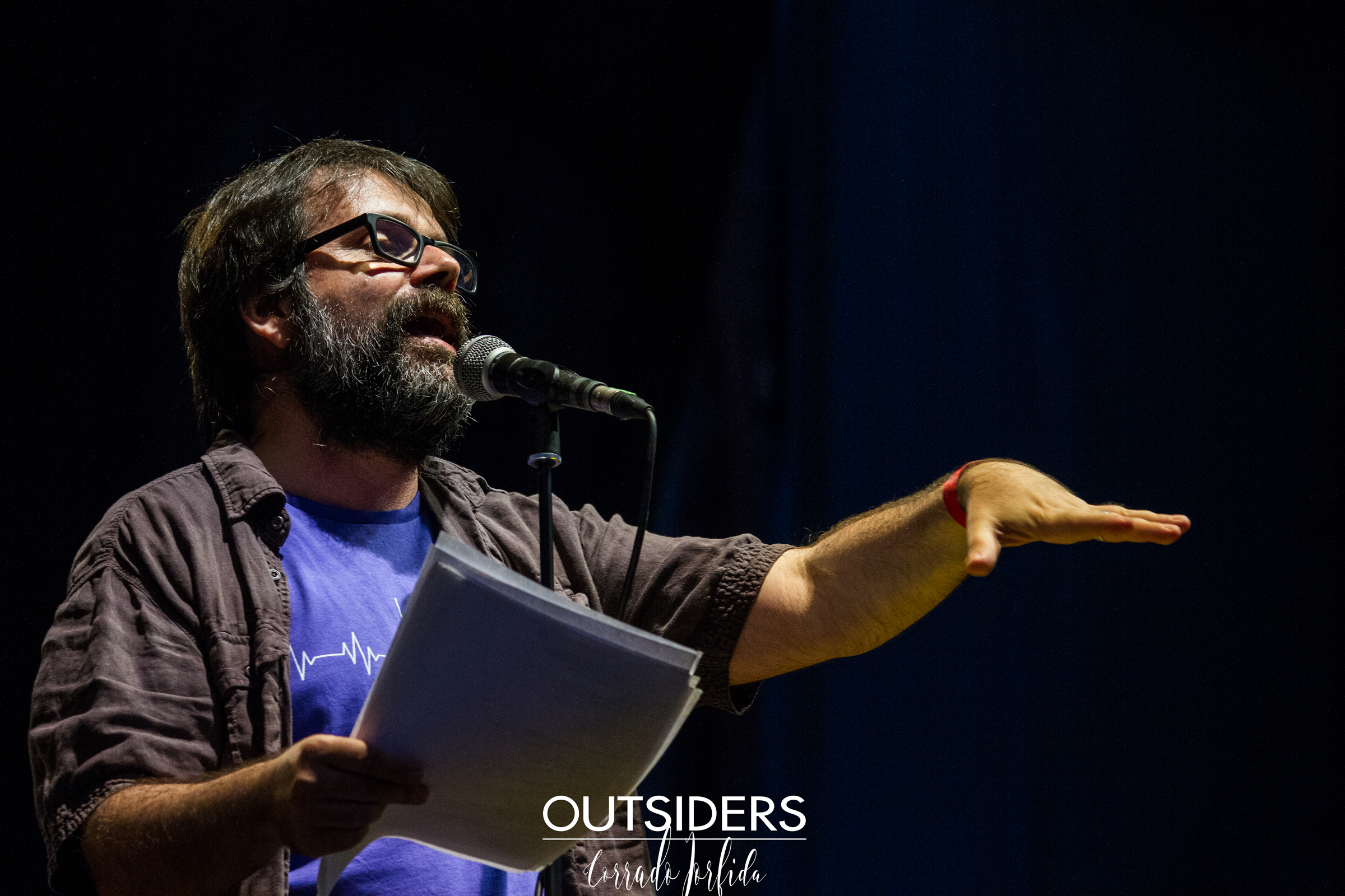 L'acrobata che immagina il futuro. Le foto di Daniele Silvestri e Guido Catalano al Flowers