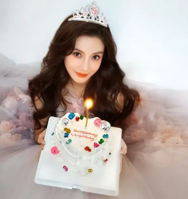 baby37岁生日太落寞 仅一位圈内密友到场
