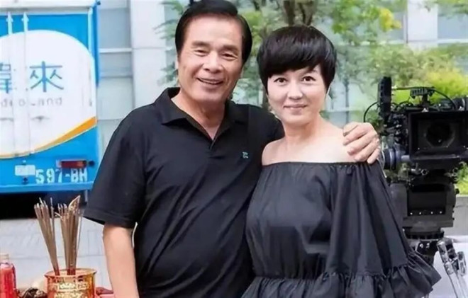 他和6個老婆共處一室 71歲又娶了20歲小嬌