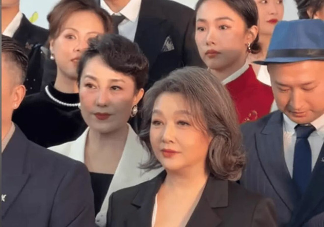 58岁江珊现身活动发福明显 满头白发