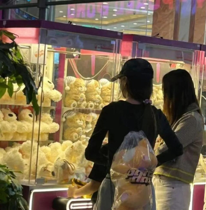 上海偶遇37岁杨颖带娃 穿露脐装身材苗条