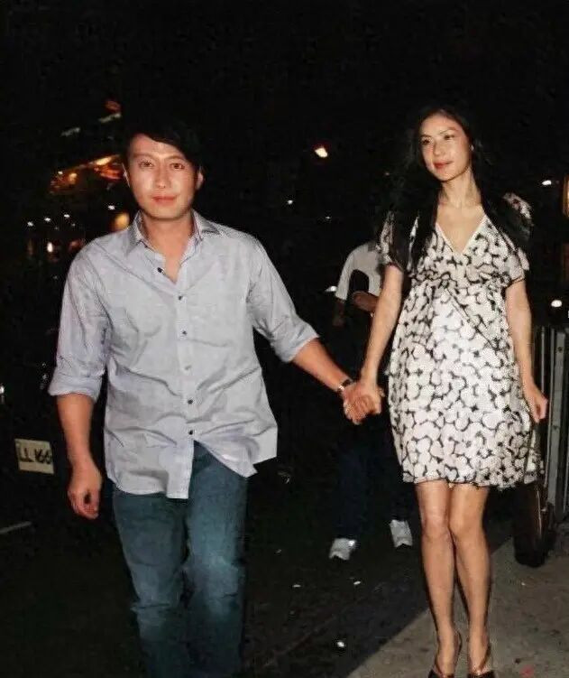 58岁黎明带老婆女儿运动会 网友看呆