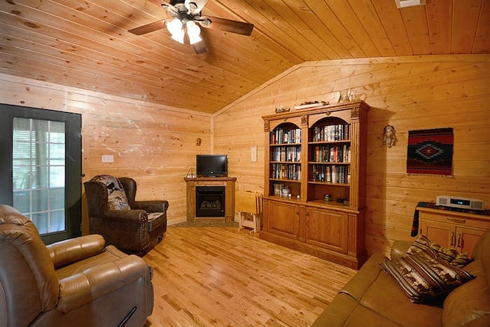 45+ Awesome Kiamichi Mountains Cabins - A to Z Guest Ranch : Fishing and boating at broken bow lake.