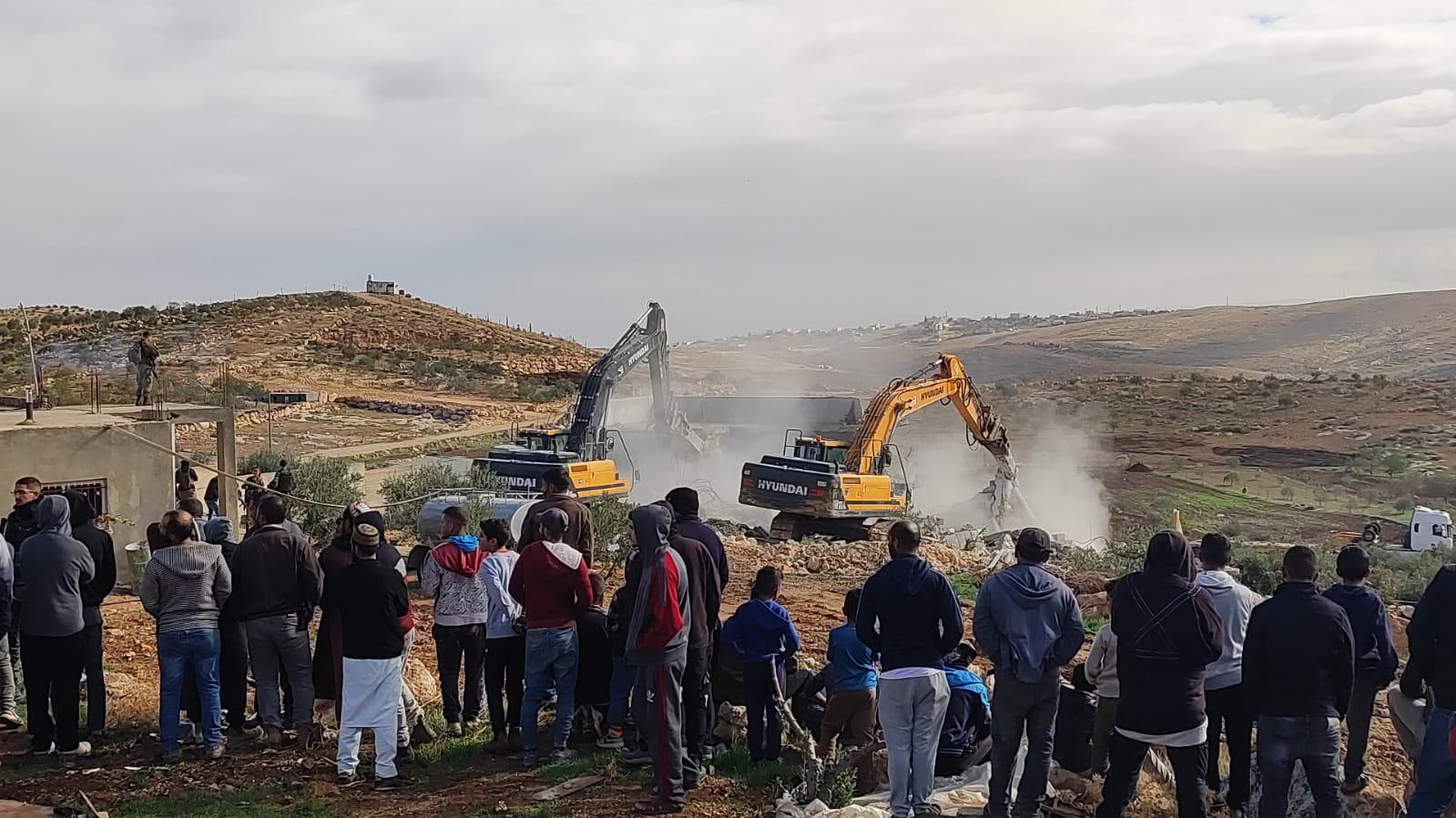 الاحتلال يهدم منزلين في الخليل ويشرد 25 فردا