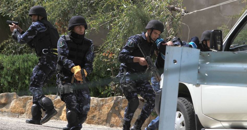 ملاحقة أجهزة السلطة للنشطاء.. هل تدق طبول حرب أهلية بالضفة؟
