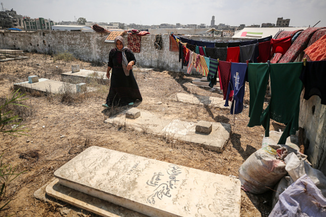 المقابر بغزة.. مأوى النازحين تحت مقصلة الإبادة المستمرة المقابر بغزة.. مأوى النازحين تحت مقصلة الإبادة المستمرة