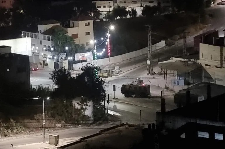 قوات الاحتلال تهاجم منزلاً في جنين وسط تدمير للبنية التحتية قوات الاحتلال تهاجم منزلاً في جنين وسط تدمير للبنية التحتية