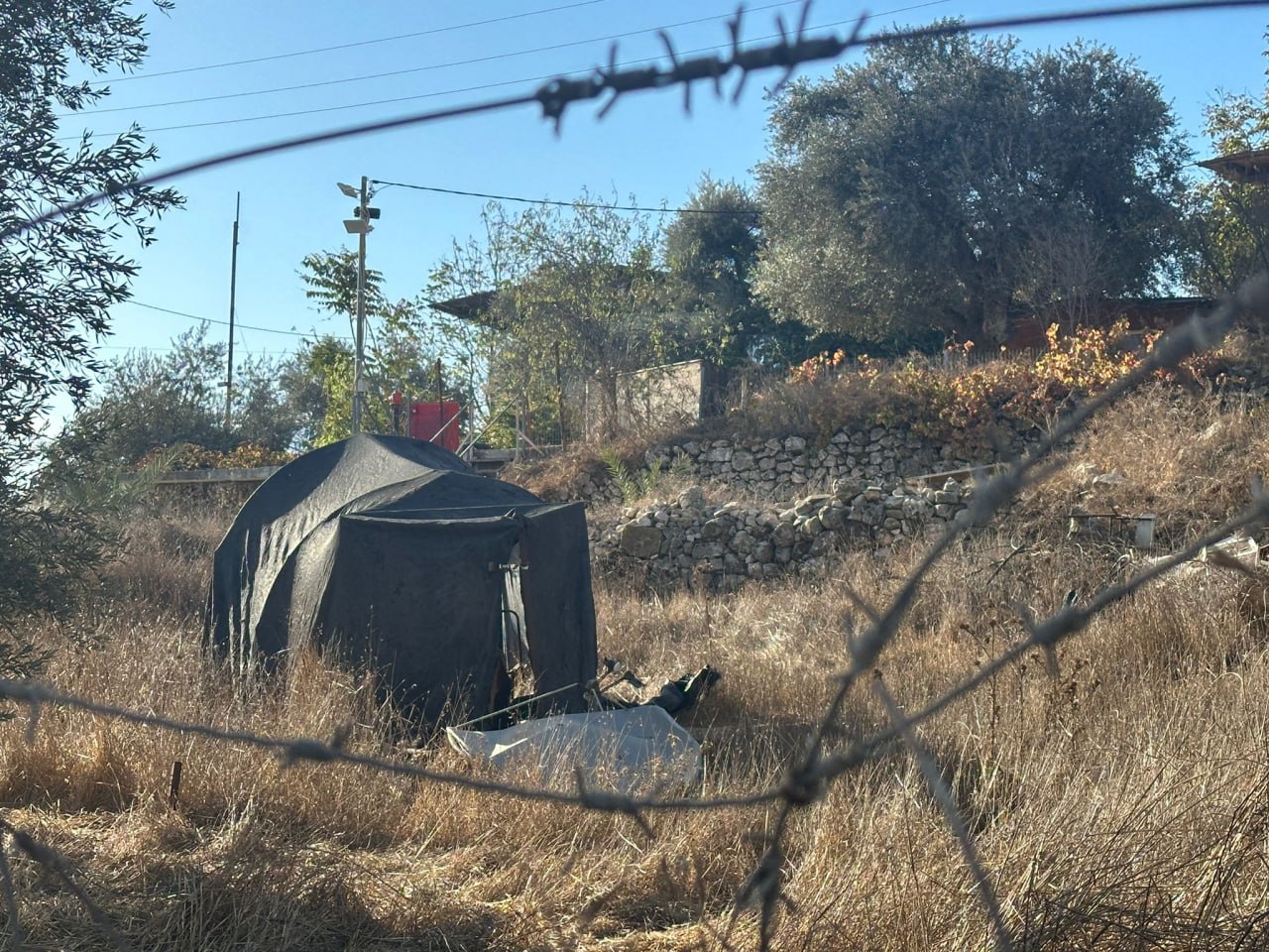 مستوطنون يهاجمون فلسطينياً في أريحا وينصبون خيمة استيطانية بتل ارميدة
