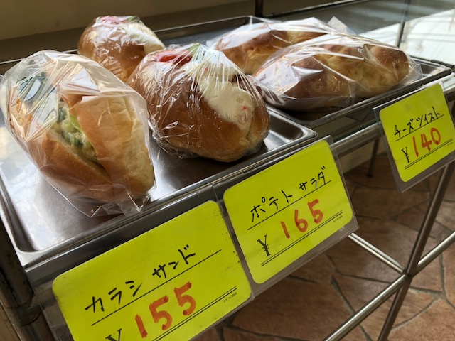 パン職人歴58年の店主が作る「ホームベーカリー フジヤ」の“カラシ