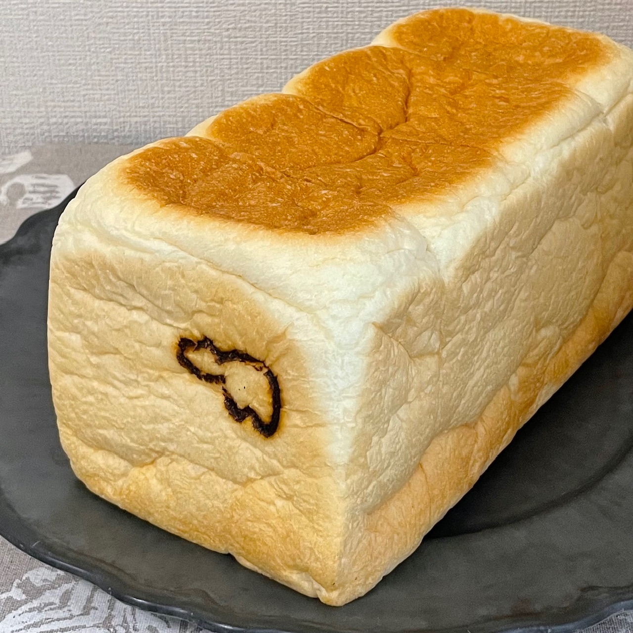 朝が楽しみになる！”耳までやっこい”絶品食パン【ぱん工房あかべこ
