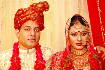 রীতিমতো বরের হাত ধরে কনের বাড়িতে বিয়ের উপকরণের পসরা বসে।. à¦® à¦° à¦ 2008 Paper Cutting