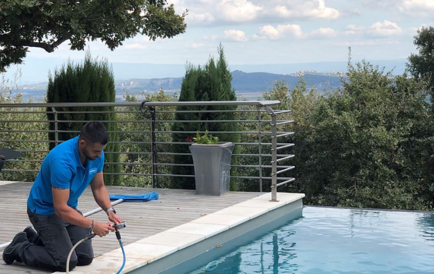 Techniciens en recherche de fuite piscine . Recherche de fuites piscine - Ax'eau Particuliers