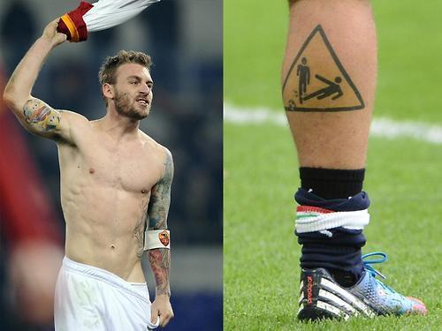 Celebritattoo Twitterissä: "Daniele De Rossi | Tatuaje De Teletubbies En El Bicep Derecho… #Tattoos #Celebrities Http://T.co/K8Mvn9Fh4L Http://T.co/26Qdjc3Nuu" / Twitter 375_x_500_jpg