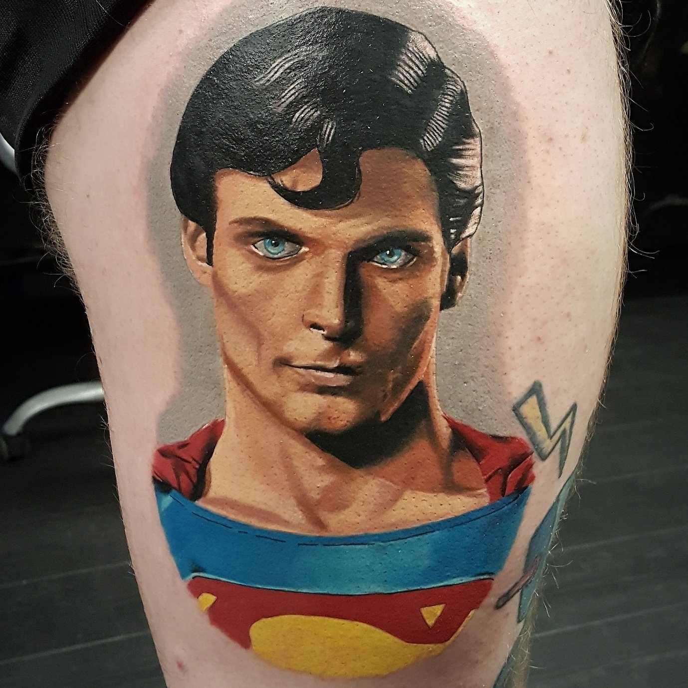 Mozz Tattoos On Twitter: "Superman Portrait! My First Attempt At Colour Realism Sponsored By @Allaprimaink #Tattoo #Superman #Tattooistartmag #Mozzstattoos Https://T.co/0T1N0Tk2Hf" / Twitter 1379_x_1379_jpg