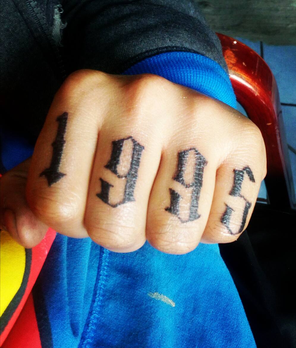 Uživatel 🔥Atramentum Tattoo🔥 Na Twitteru: „"1995" Tatuaje En Nudillos. Citas Y Cotizaciones En Mensaje Privado O Whats 5538751433. Siguenos Tambien En Facebook E Instagram. #Atramentumstudiotatto #Tattoo #Tatuaje # 1995 #Cdmx #Tlahuac #2017 Https://T ... 1170_x_996_jpg