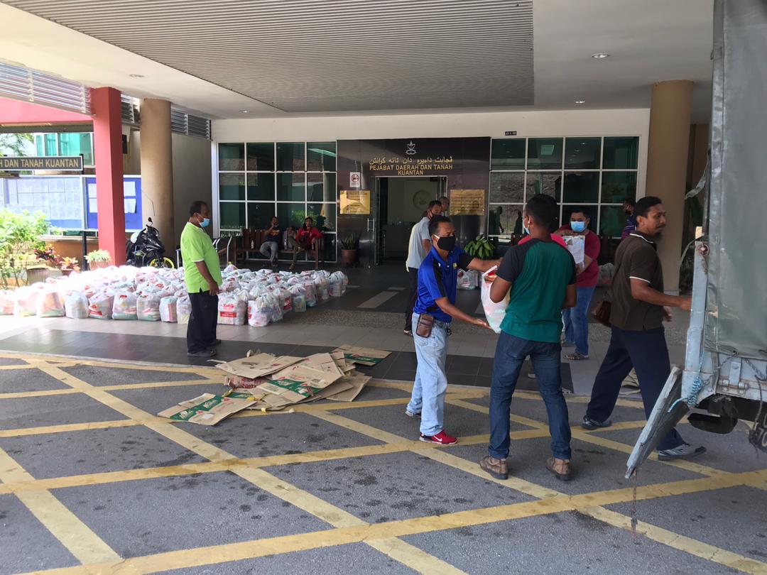 Pejabat daerah dan tanah kuantan is a government agency based in kuantan, pahang. Uzivatel Jkr Daerah Kuantan Na Twitteru Memberi Khidmat Bantuan Pengangkutan Kepada Pejabat Daerah Tanah Kuantan Dalam Penyediaan Sumbangan Keperluan Harian Kepada Mangsa Terjejas Covid19 Suhaimij1962 Irazlizu Jkrpahang Jkrmalaysia Moworks