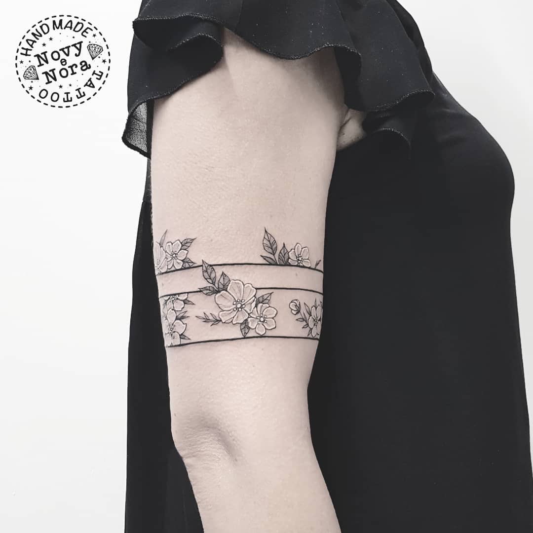 Novytattoo Handmade Twitter પર: "Floral Bracelet 🌸 #Handmadetattoostudio #Inkedgirl #Floral #Onmyskin #Cherryflowers #Bracelettattoo #Bracelet # Bracciale #Tattooedgirl #Carpi #Ink #Art #Tattoo #Fioridiciliegio #Indelible #Flowers Https://T.co ... 1080_x_1080_jpg