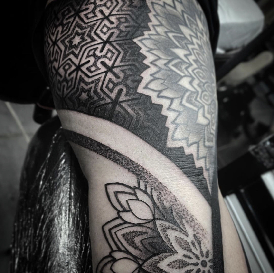 تويتر \ Emerald Tattoo Company (Uk) على تويتر: "Ongoing Dotwork Mandala Sleeve For Richie By @Samfishertattoos #Emeraldtattoocompany #Emeraldtattoo #Talbotgreen #Pontyclun #Rct #Cardiff #Southwales #Dotwork #Dotworktattoo #Mandalas #Mandala ... 1118_x_1125_jpg
