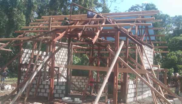 Warga Kampung Dorba Pasang Gelagar Atap Rumah Pastori - PETISI.CO