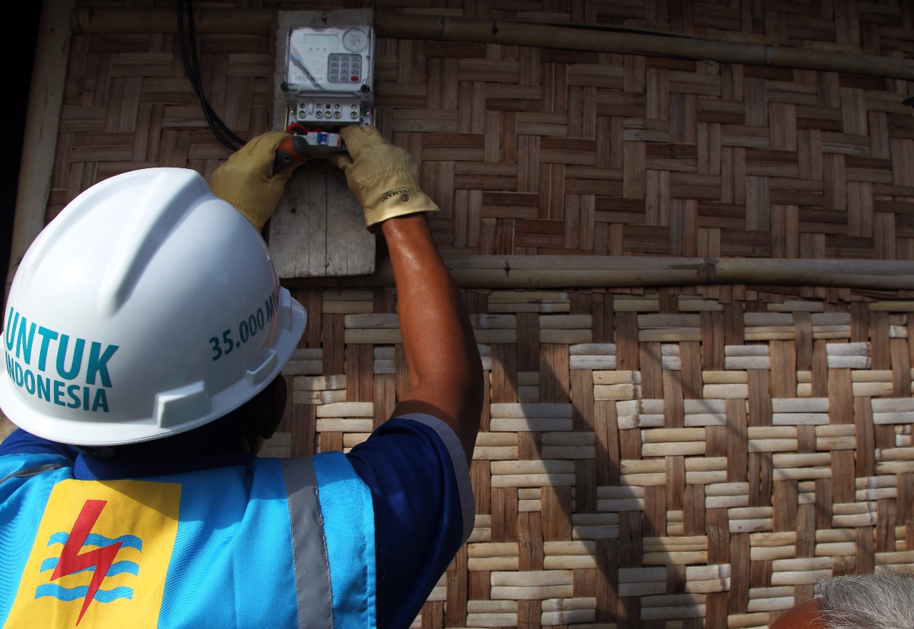 06.02.2017 · namun jika dipandang dari segi biaya (ekonomi), harga beli kabel akan menjadi meningkat, dan hal ini menjadi suatu pemborosan biaya. Meski Daya Listrik Dinaikan Tarif Dan Abodemen Tidak Naik Petrominer