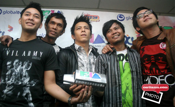 Pernah ku simpan jauh rasa ini. Peterpan Jauh Mimpiku Lirik Lagu