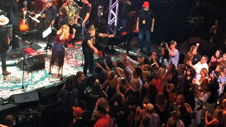 She began singing duet's with waylon jennings as far back as 1970 and waylon was instrumental . Chris and Martin ScrapBook 2015