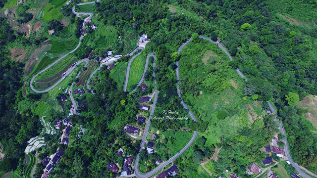 Bentang alam raja ampat yang rupawan. Rute Jalan Berkelok Terindah di Indonesia