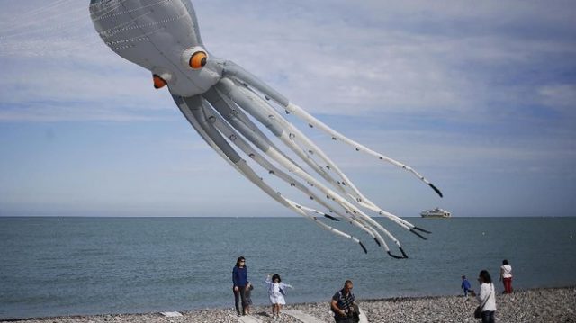 Dikenal luas di seluruh dunia sebagai alat permainan. Kumpulan Potret Menakjubkan Festival Layang Layang Terbesar Di Dunia