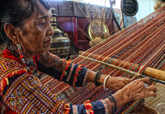 Ipinapakita ni Limay Maguinlaud ng tribung Mandaya kung papaano maghabi ng tela mula sa abaka. Ayon sa kanila, tanging babaing taga-tribu lamang ang nakakapaghabi ng mga tela batay sa kanilang mga panaginip. Kuha sa isang Craft Tourism Fair sa Davao City. (Ace R. Morandante)